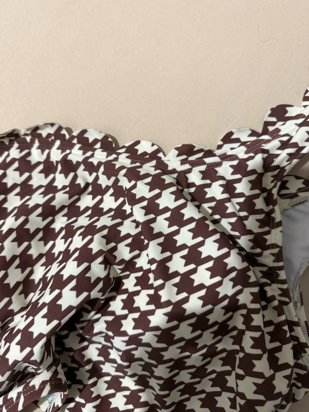 NWT. Women's Cupshe White and Brown Houndstooth Scalloped Top - Picture 3 of 7